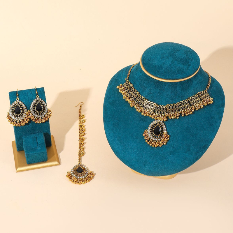 Set de trei piese: colier cu pandantiv în formă de picătură, cu strasuri, lanț metalic, stil vintage