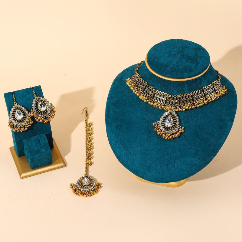 Set de trei piese: colier cu pandantiv în formă de picătură, cu strasuri, lanț metalic, stil vintage