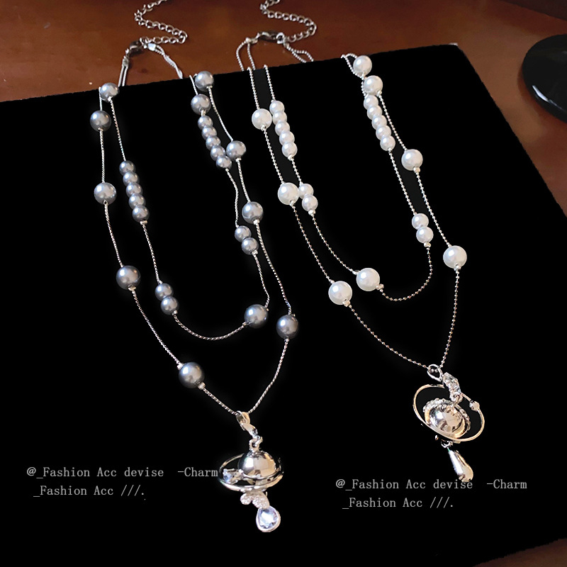 Ogrlica s umjetnim biserima u stilu Saturn, dijamantna obrada, bakreni privjesak, lanac tip 'sweater chain', duljina 41–50 cm