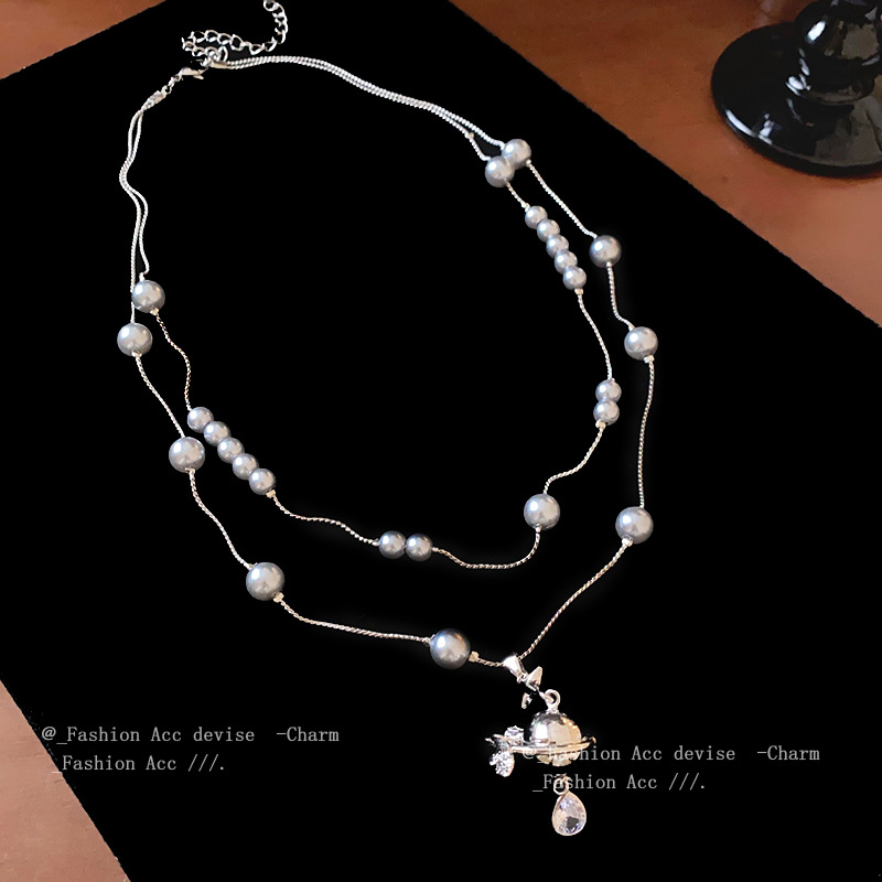 Ogrlica s umjetnim biserima u stilu Saturn, dijamantna obrada, bakreni privjesak, lanac tip 'sweater chain', duljina 41–50 cm