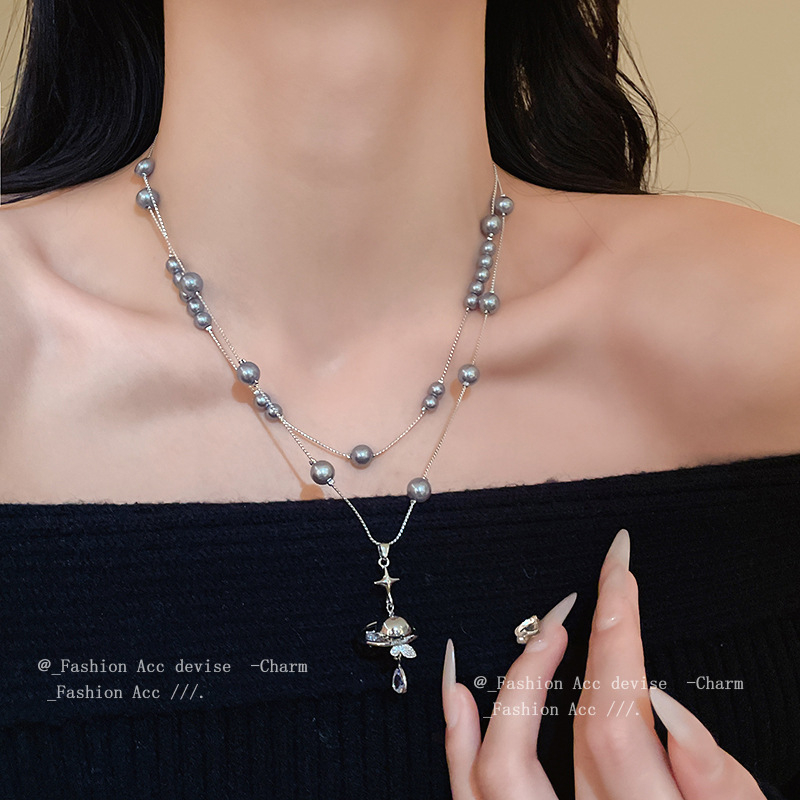 Ogrlica s umjetnim biserima u stilu Saturn, dijamantna obrada, bakreni privjesak, lanac tip 'sweater chain', duljina 41–50 cm