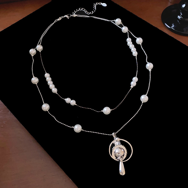Ogrlica s umjetnim biserima u stilu Saturn, dijamantna obrada, bakreni privjesak, lanac tip 'sweater chain', duljina 41–50 cm