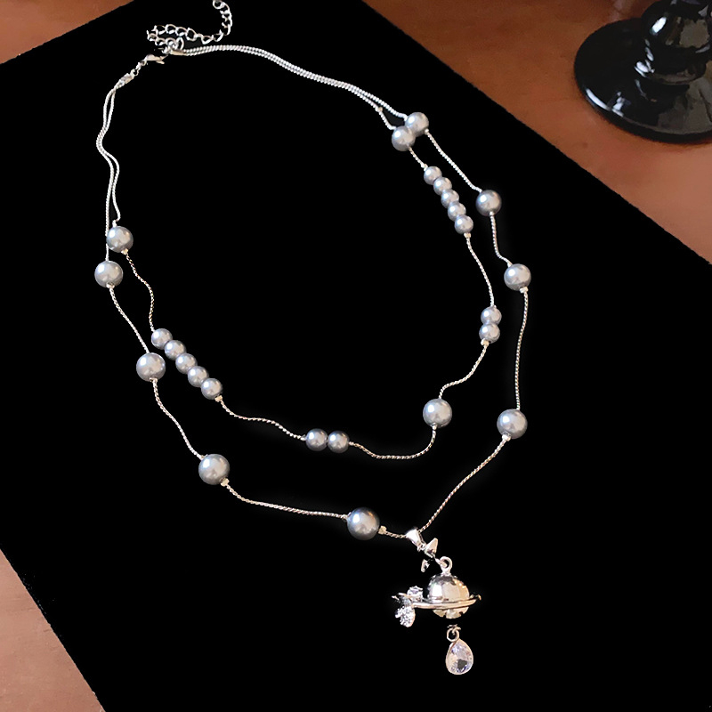 Ogrlica s umjetnim biserima u stilu Saturn, dijamantna obrada, bakreni privjesak, lanac tip 'sweater chain', duljina 41–50 cm