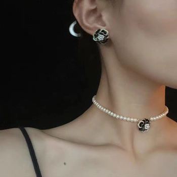 Colier choker Camelia cu perle de sticlă, stil INS, placare prin electroplacare, inserție din aliaj cu pietre artificiale/semi-prețioase, vara 2024