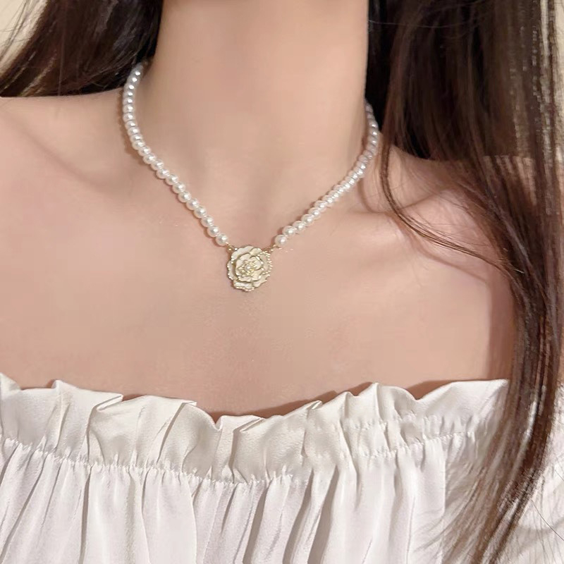 Colier choker Camelia cu perle de sticlă, stil INS, placare prin electroplacare, inserție din aliaj cu pietre artificiale/semi-prețioase, vara 2024