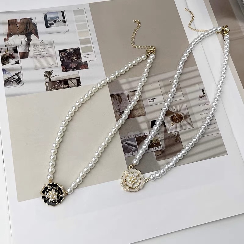 Colier choker Camelia cu perle de sticlă, stil INS, placare prin electroplacare, inserție din aliaj cu pietre artificiale/semi-prețioase, vara 2024