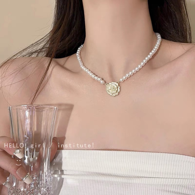 Colier choker Camelia cu perle de sticlă, stil INS, placare prin electroplacare, inserție din aliaj cu pietre artificiale/semi-prețioase, vara 2024