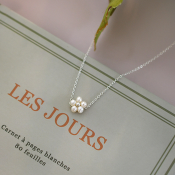 Nakit od slatkovodnih bisera - plosnate okrugle biserne perle, lanac od srebra 925, privjesak od srebra 925, retro stil književnosti i umjetnosti