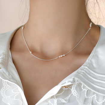 Nakit od slatkovodnih bisera - plosnate okrugle biserne perle, lanac od srebra 925, privjesak od srebra 925, retro stil književnosti i umjetnosti