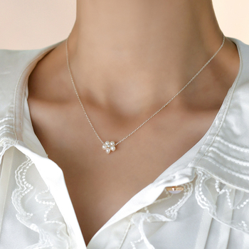 Nakit od slatkovodnih bisera - plosnate okrugle biserne perle, lanac od srebra 925, privjesak od srebra 925, retro stil književnosti i umjetnosti