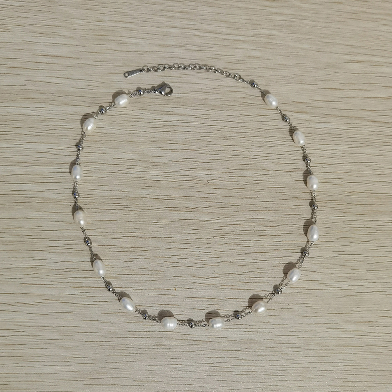 Ogrlica s bisernom školjkom, biserni ugradnja, lanac s perlama, duljina 41–50 cm, masa 13 g, 18K pozlata nehrđajući čelik