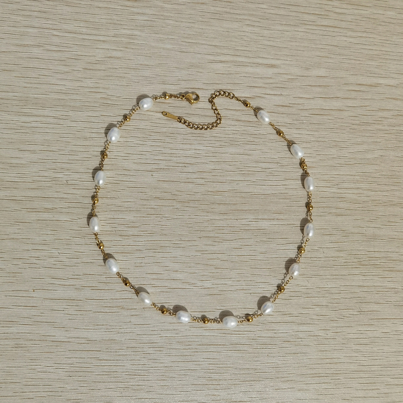 Ogrlica s bisernom školjkom, biserni ugradnja, lanac s perlama, duljina 41–50 cm, masa 13 g, 18K pozlata nehrđajući čelik