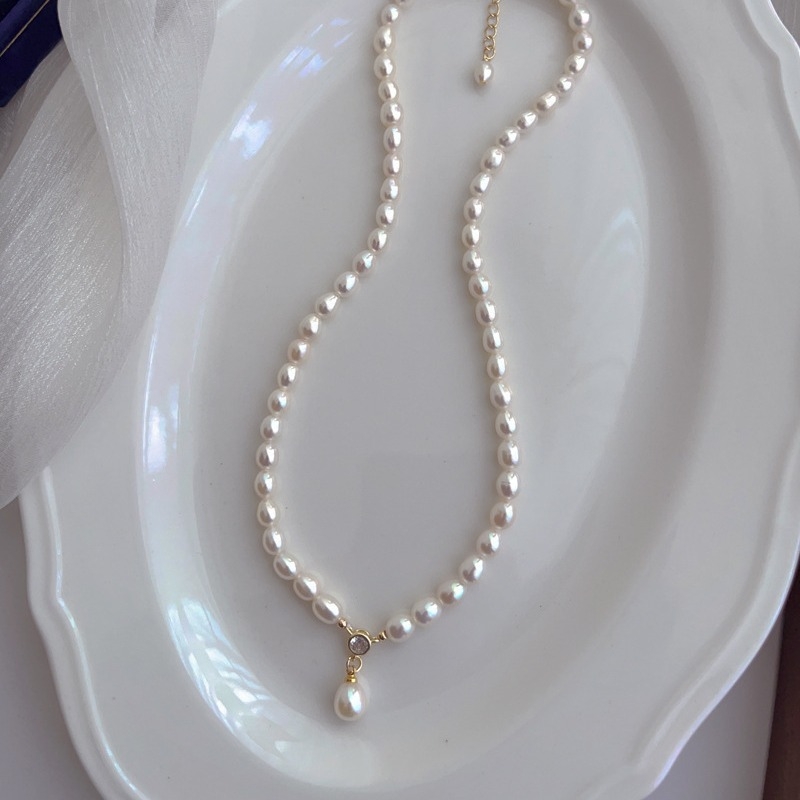 Ženski ogrlicu s prirodnim slatkovodnim biserima, elegantan lagani luksuz nadahnut franuskog retro stila, biseri u obliku riža/kapljice, bakreni zatvarač, privjesak od bisera, tkan dizajn