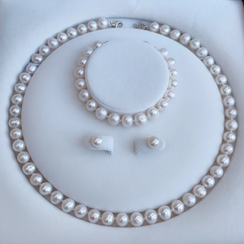 Colier cu perle de apă dulce, aproape rotund, diametru 8–9 mm, pandantiv și lanț din argint 925