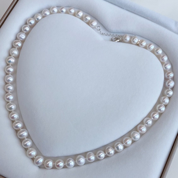 Colier cu perle de apă dulce, aproape rotund, diametru 8–9 mm, pandantiv și lanț din argint 925