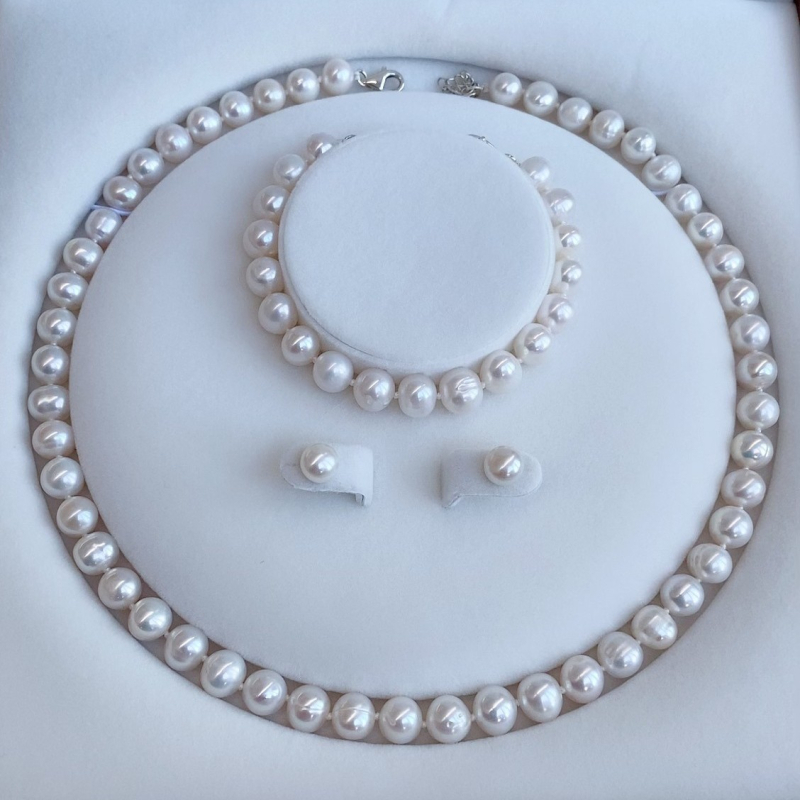 Colier cu perle de apă dulce, aproape rotund, diametru 8–9 mm, pandantiv și lanț din argint 925