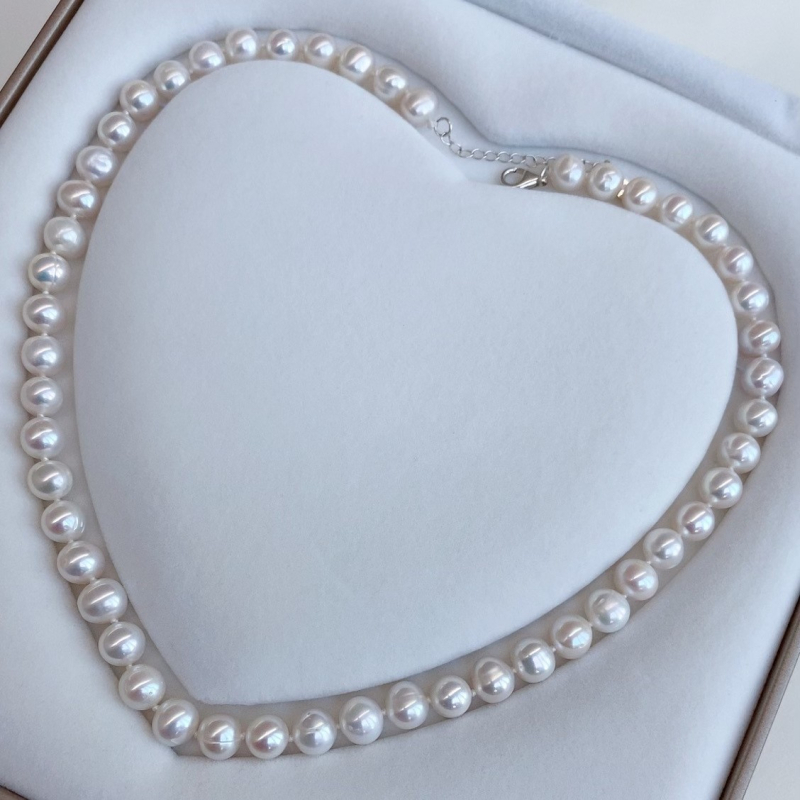 Colier cu perle de apă dulce, aproape rotund, diametru 8–9 mm, pandantiv și lanț din argint 925