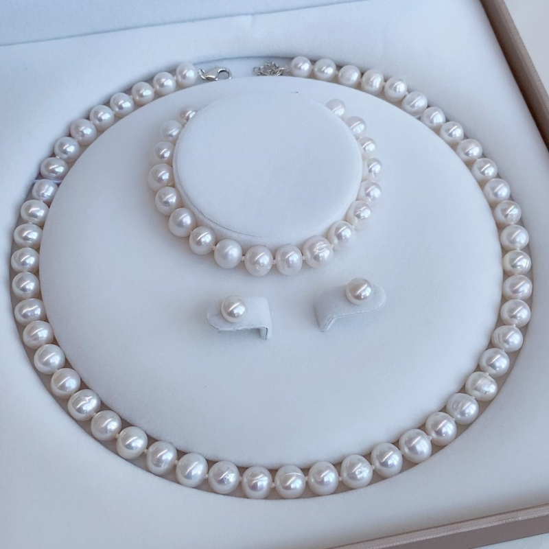 Colier cu perle de apă dulce, aproape rotund, diametru 8–9 mm, pandantiv și lanț din argint 925