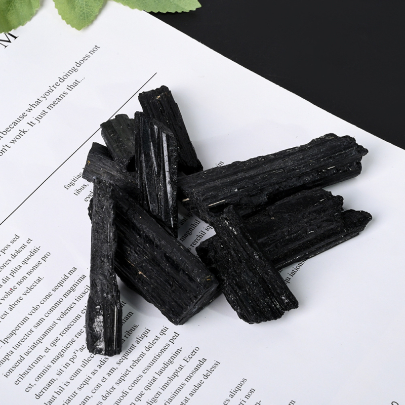 Prirodni crni turmalin, sirovi kamen za ukras i mineralni uzorak