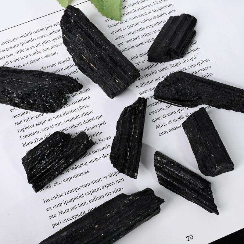 Prirodni crni turmalin, sirovi kamen za ukras i mineralni uzorak