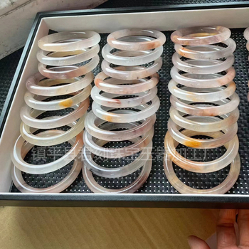 Természetes kvarcitos jáde karkötő, kör alakú forma, polírozott felület