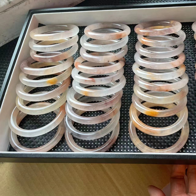 Természetes kvarcitos jáde karkötő, kör alakú forma, polírozott felület