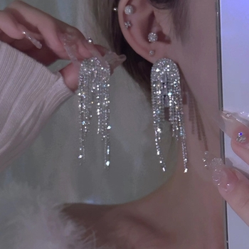 ОбедЦи – диамантени ресни, геометрична форма (Марка: Jinglun; Стил: лек лукс; Сезон: есен 2024; Категория: обици)