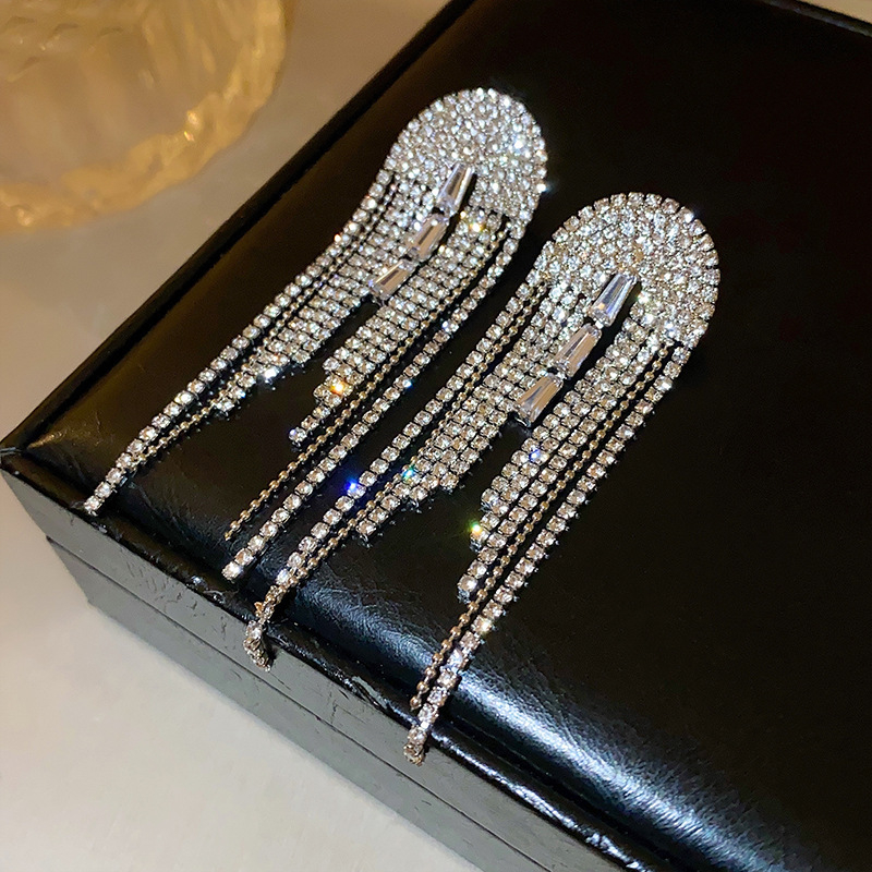 ОбедЦи – диамантени ресни, геометрична форма (Марка: Jinglun; Стил: лек лукс; Сезон: есен 2024; Категория: обици)