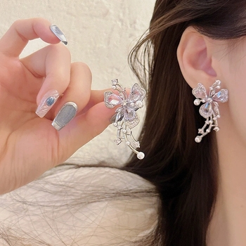 Naušnice s klipom za kost uha – cvijet s dijamantima, prirodni stil; Materijal: legura; Obrada: Seiko; Sezona: ljeto 2024; Kategorija: naušnice