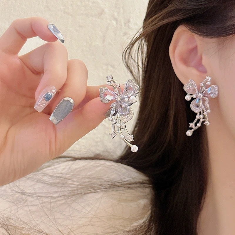 Naušnice s klipom za kost uha – cvijet s dijamantima, prirodni stil; Materijal: legura; Obrada: Seiko; Sezona: ljeto 2024; Kategorija: naušnice