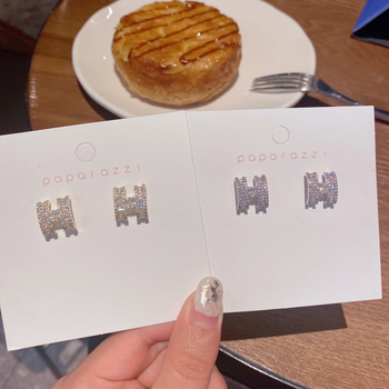 Réz fülbevaló cirkón kövekkel, H betű motívum, koreai stílus, geometriai dizájn