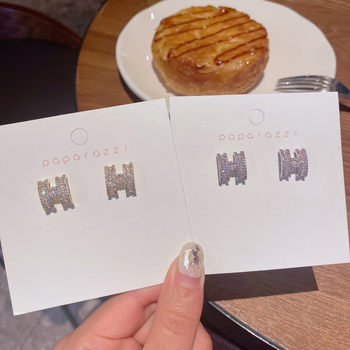 Réz fülbevaló cirkón kövekkel, H betű motívum, koreai stílus, geometriai dizájn