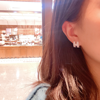 Réz fülbevaló cirkón kövekkel, H betű motívum, koreai stílus, geometriai dizájn