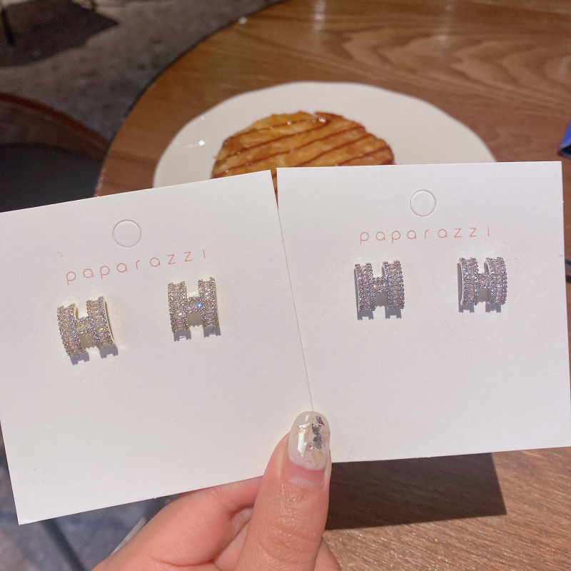 Réz fülbevaló cirkón kövekkel, H betű motívum, koreai stílus, geometriai dizájn