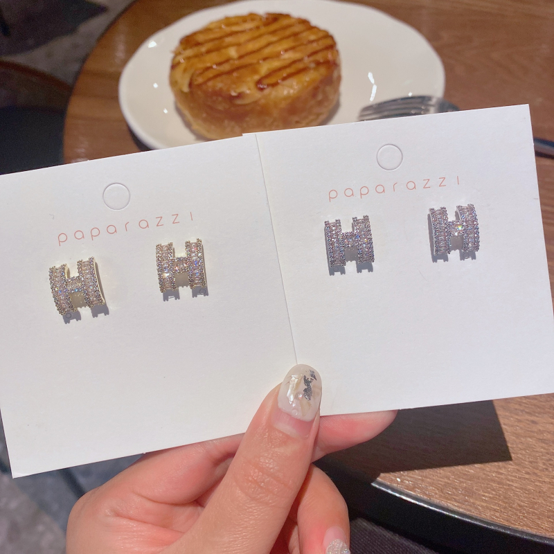 Réz fülbevaló cirkón kövekkel, H betű motívum, koreai stílus, geometriai dizájn