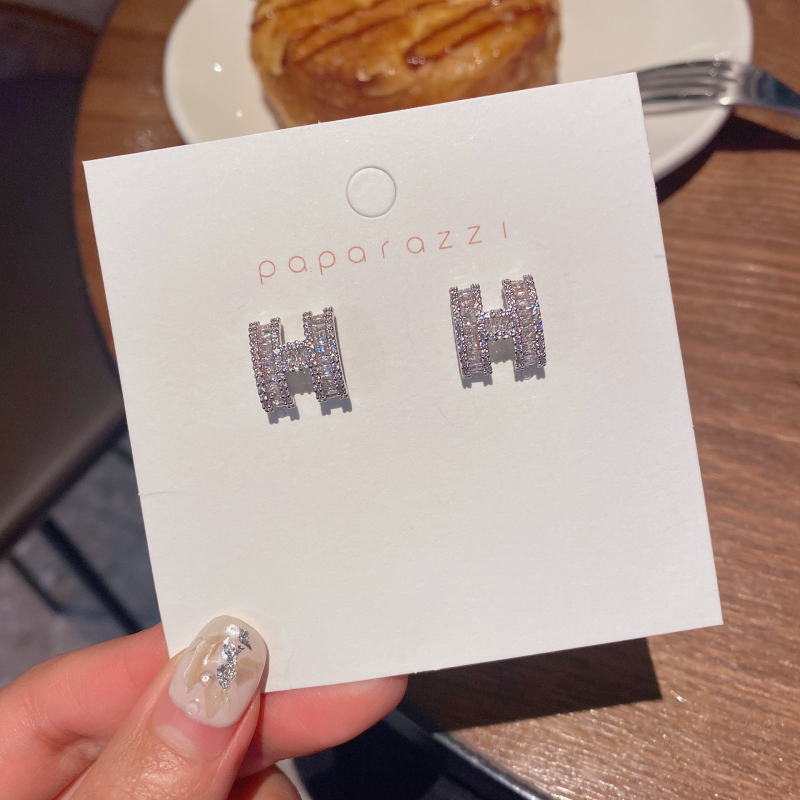 Réz fülbevaló cirkón kövekkel, H betű motívum, koreai stílus, geometriai dizájn