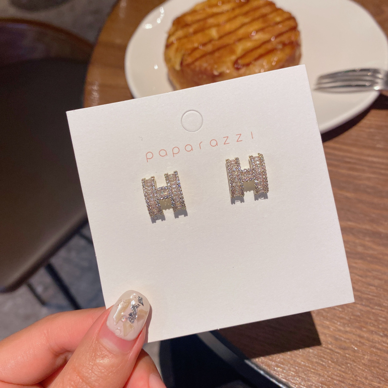 Réz fülbevaló cirkón kövekkel, H betű motívum, koreai stílus, geometriai dizájn