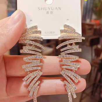 Geometriai minimalist fülbevalók ötvözetből cirkón kövekkel, elektroplattázott felülettel, kód B-042