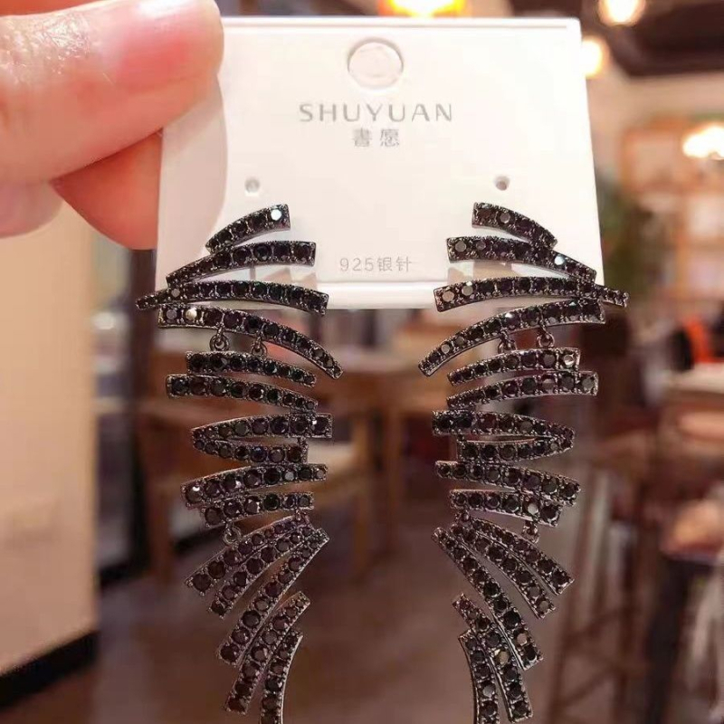 Geometriai minimalist fülbevalók ötvözetből cirkón kövekkel, elektroplattázott felülettel, kód B-042