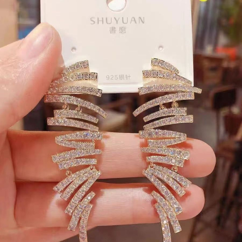 Geometriai minimalist fülbevalók ötvözetből cirkón kövekkel, elektroplattázott felülettel, kód B-042