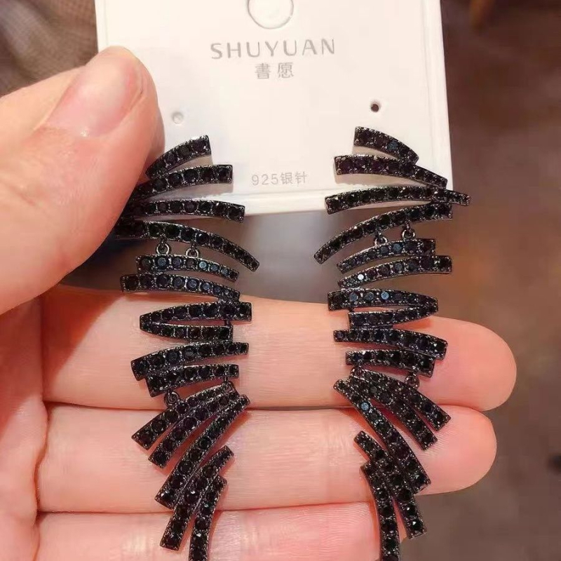 Geometriai minimalist fülbevalók ötvözetből cirkón kövekkel, elektroplattázott felülettel, kód B-042