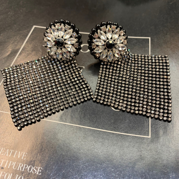 Virág alakú fülbevalók rhinestone-köves, elektroplatált bevonattal, egyedi stílusú nőknek