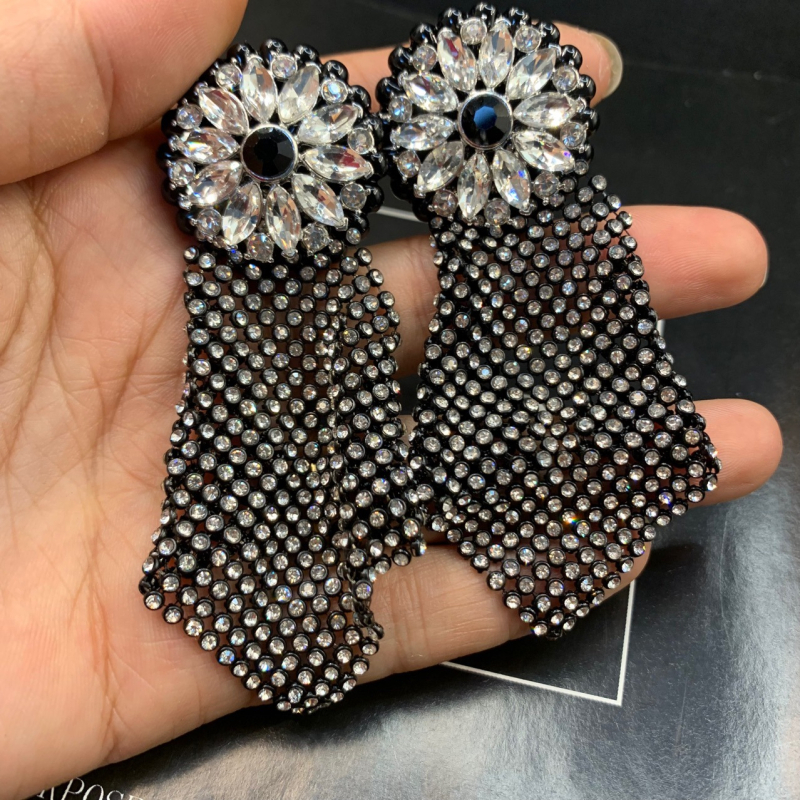 Virág alakú fülbevalók rhinestone-köves, elektroplatált bevonattal, egyedi stílusú nőknek