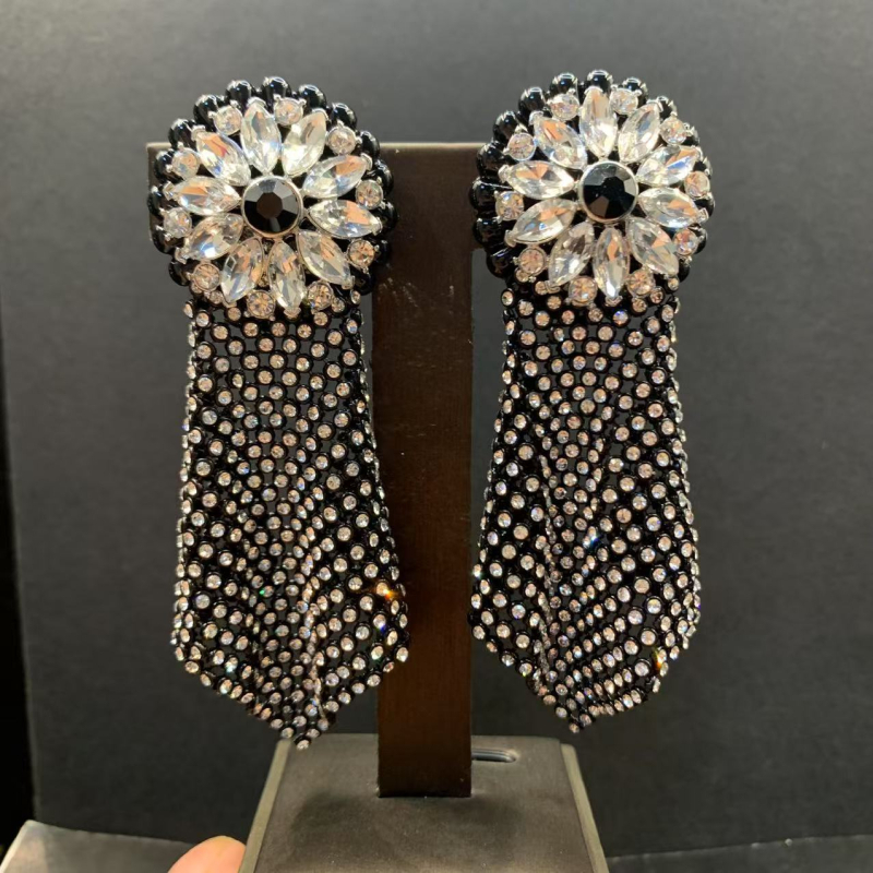 Virág alakú fülbevalók rhinestone-köves, elektroplatált bevonattal, egyedi stílusú nőknek