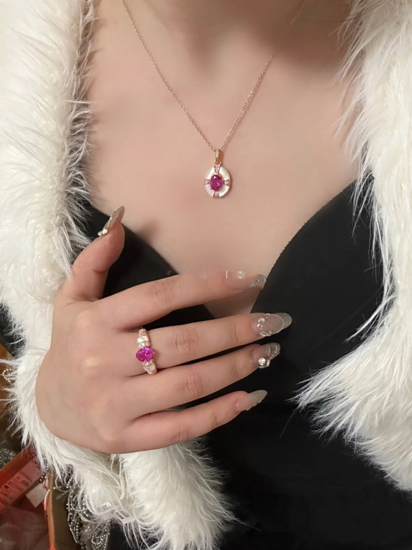 Réz nyaklánc gyöngyház medállal, keresztes lánccal, retro stílusban