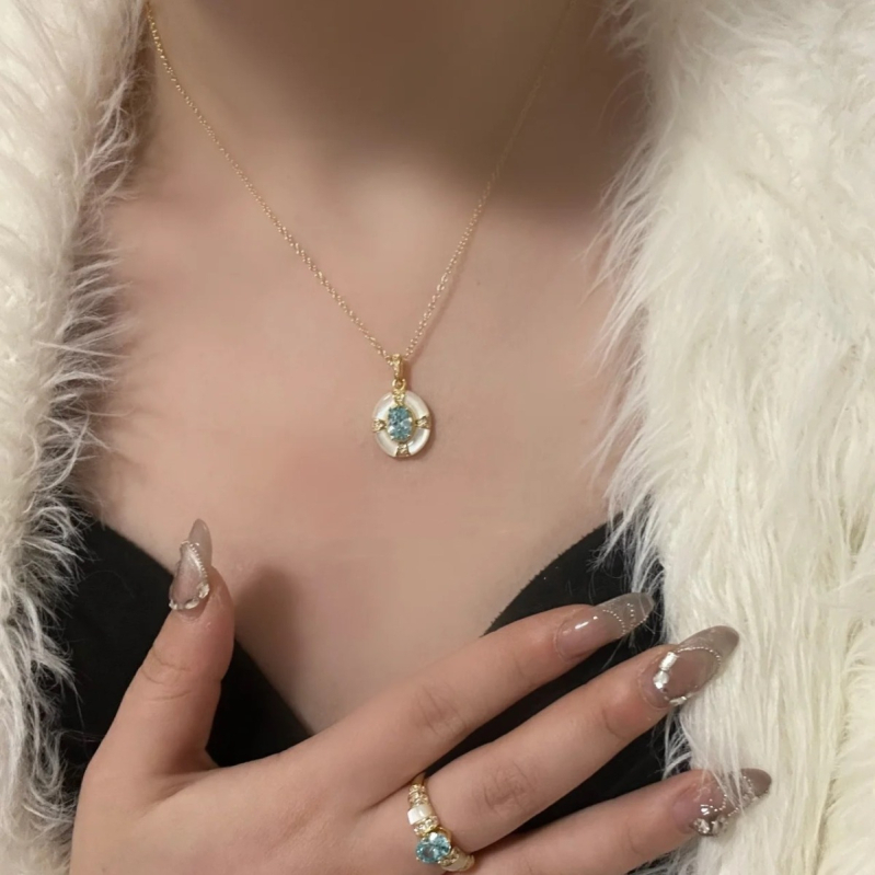 Réz nyaklánc gyöngyház medállal, keresztes lánccal, retro stílusban