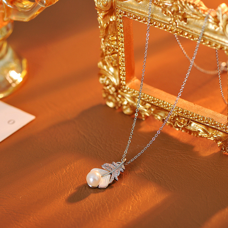 Réz nyaklánc toll motívummal és gyöngy lánccal, elektroplakált felülettel, hossz 41-50 cm