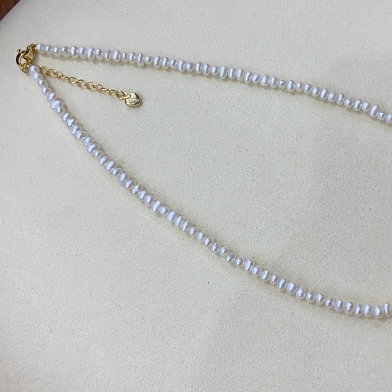 Ogrlica od slatkovnih bisera, gotovo okruglog oblika, 3–4 mm, 14K zlato