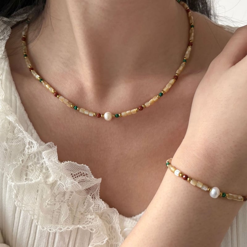 Colier din piatră naturală, pandantiv din sidef, formă geometrică, lanț regulat, tehnologie de conservare a culorii