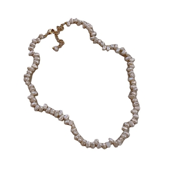 Édesvízi gyöngyökből készült nyaklánc, különleges alakú gyönggyel, ötvözetes lánccal; medál gyöngyből